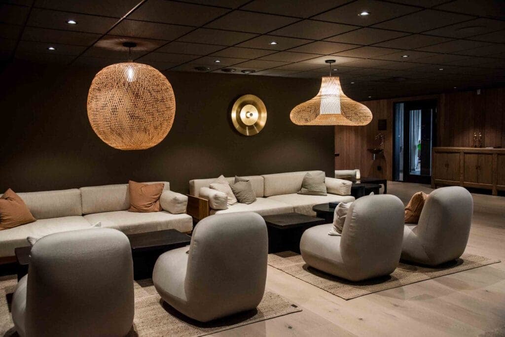 Trägolv och mattor mellan sittgrupper i loungen på Earth Spa, Billingehus