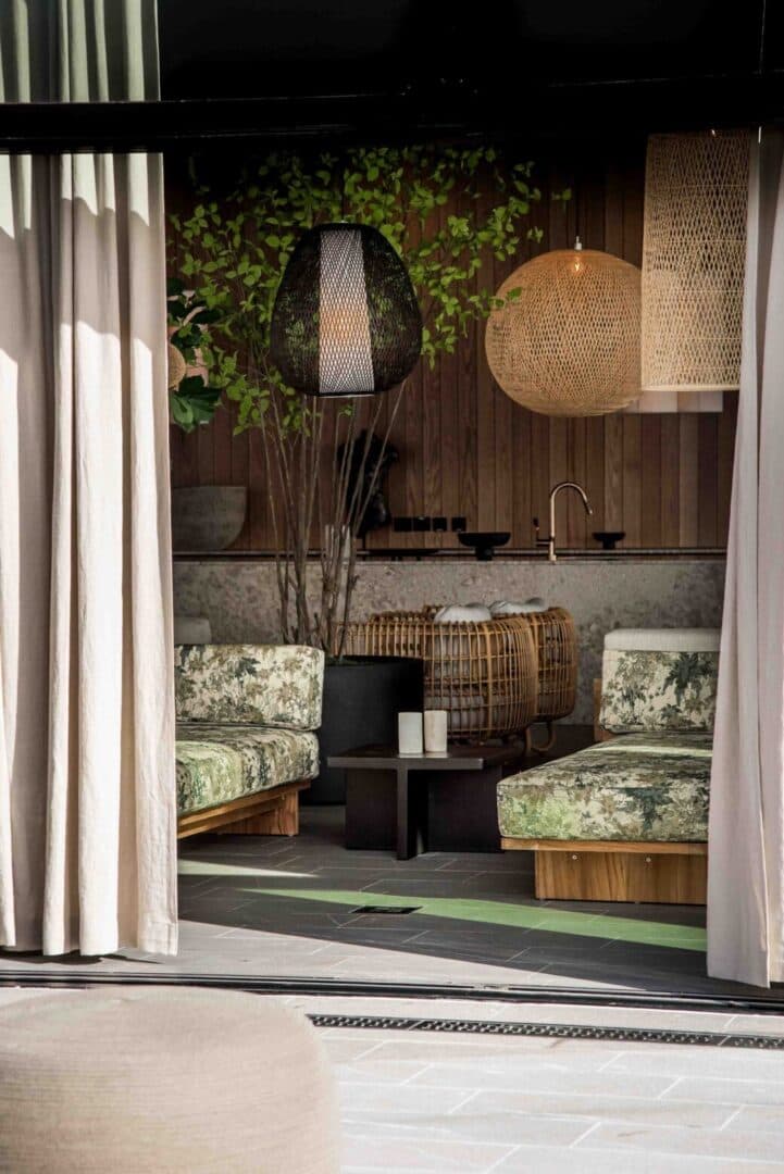 Stengolv och sittgrupper vid loungen på Billingehus Elevation Spa