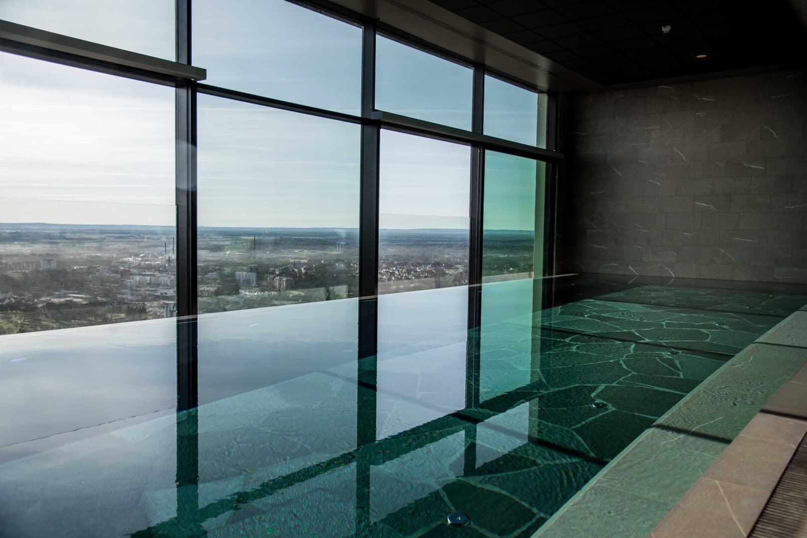 Pool och stenklädda ytor med utsikt över Skövde på Billingehus Elevation Spa