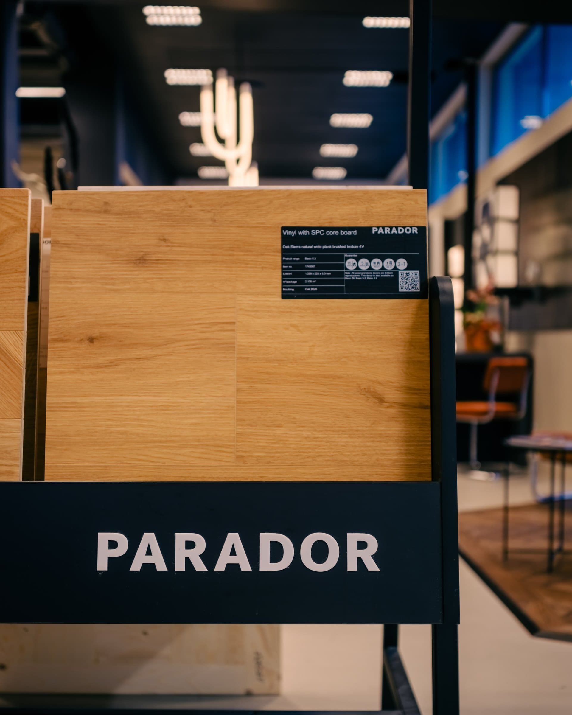 Trämönstrat vinylprov från Parador bland golvprover i R-Golvs butik