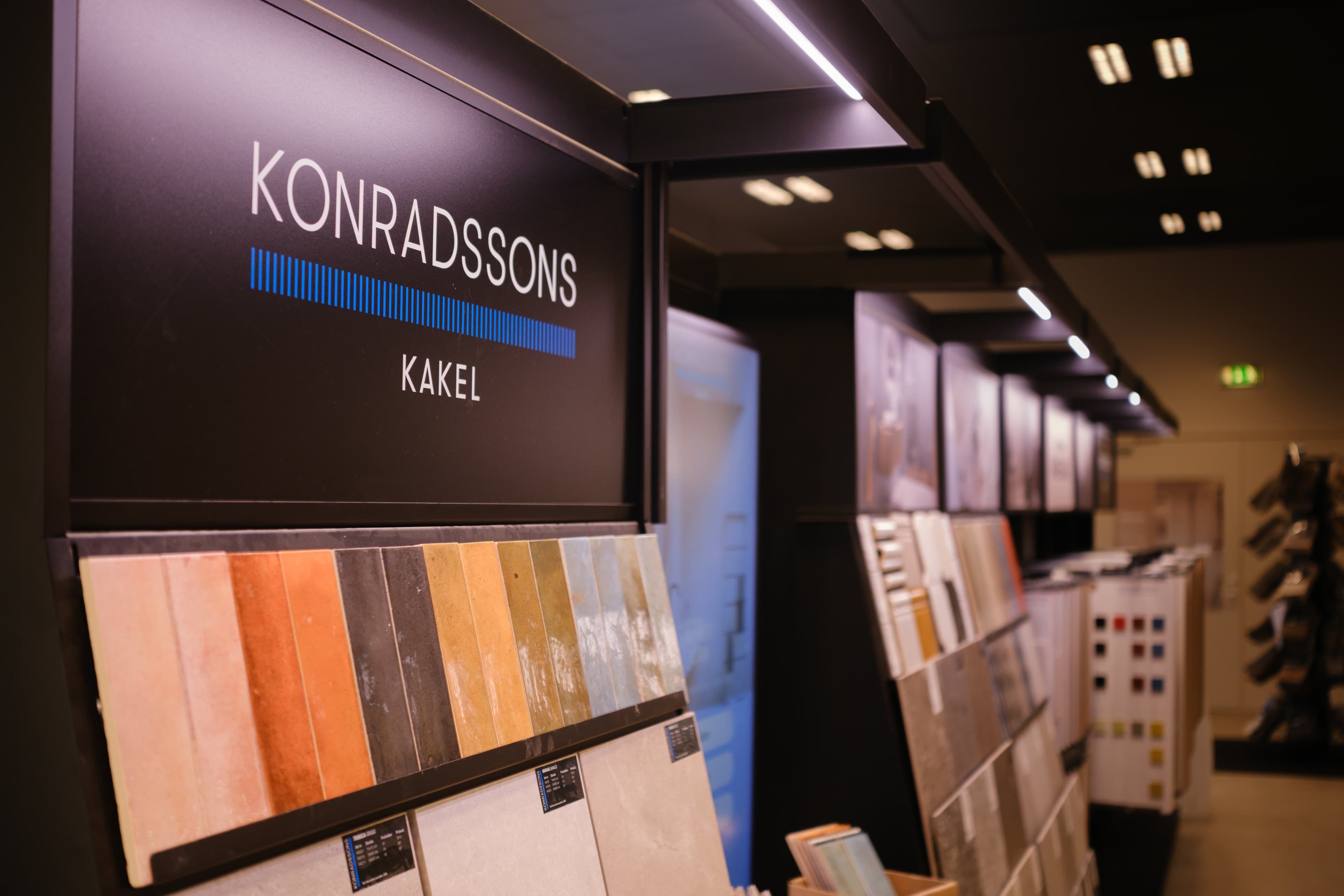 Kakelprover från Konradssons i varma och svala kulörer i R-Golvs butik