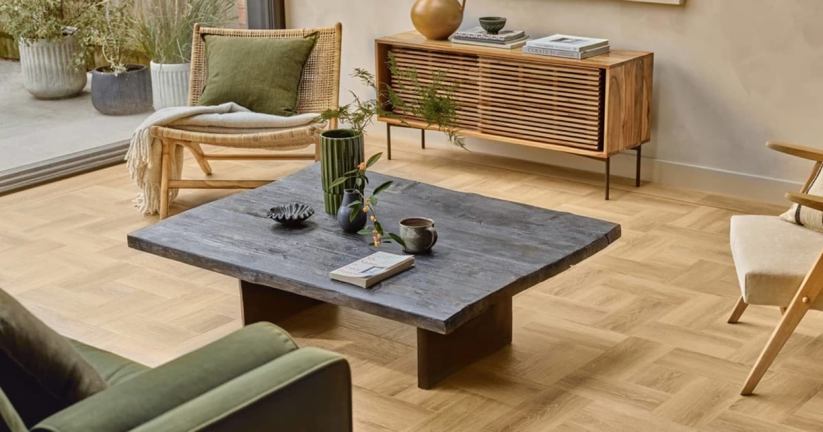 Trämönstrat vinylgolv från Amtico i ett vardagsrum med gröna och bruna möbler
